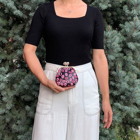 Handmade Genuine Leather Lips👄 Print, Double Kisslock Bag & Small Clutch Set - Picture 13 of 16